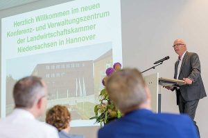 Gerhard Schwetje, Präsident der Landwirtschaftskammer Niedersachsen, eröffnet das neue Konferenz- und Verwaltungszentrum der LWK in Hannover, © Thorsten Helmerichs