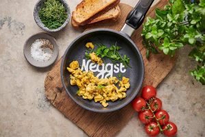 Das Start-up Neggst Foods GmbH hat eine ve­ga­ne Ei-Al­ter­na­ti­ve ent­wi­ckelt, die wie ein Hüh­ner­ei aus­sieht und ver­wen­det wer­den kann, © BayWa / Enno Kapitza