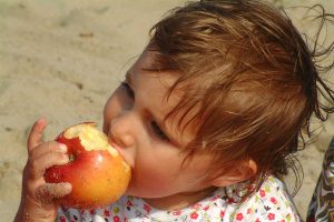 Kind mit Apfel, © ballensilage.com
